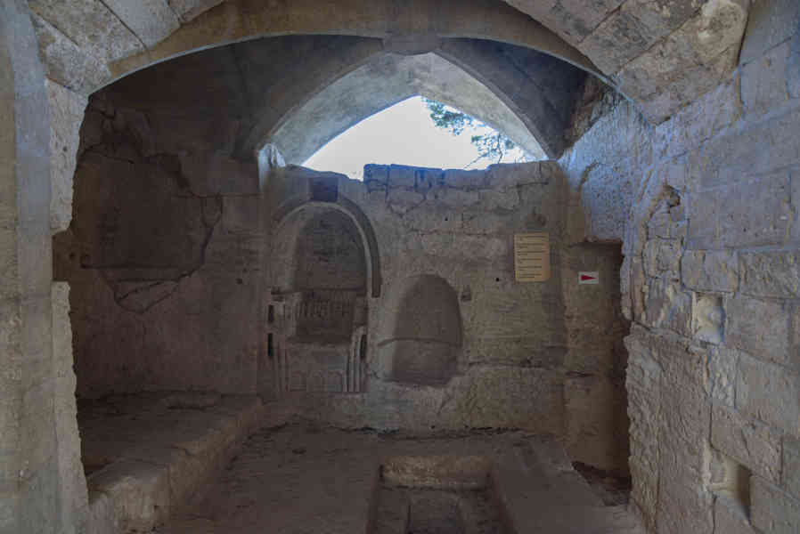 Francia - Beaucaire 018 - abadía troglodita de Saint-Roman.jpg